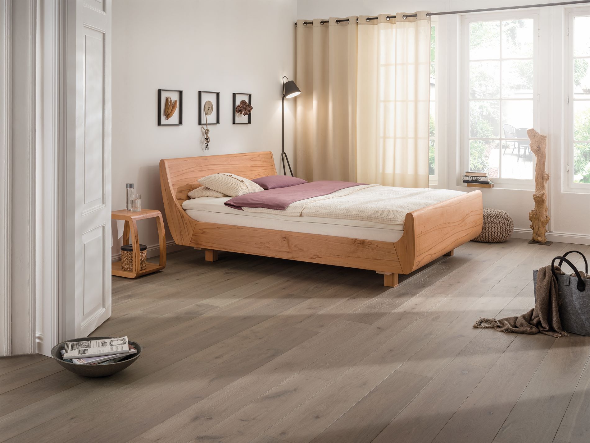 MOLA-MAXI_AMBIENTE_01 Massivholzbett mit erhöhtem Fußteil