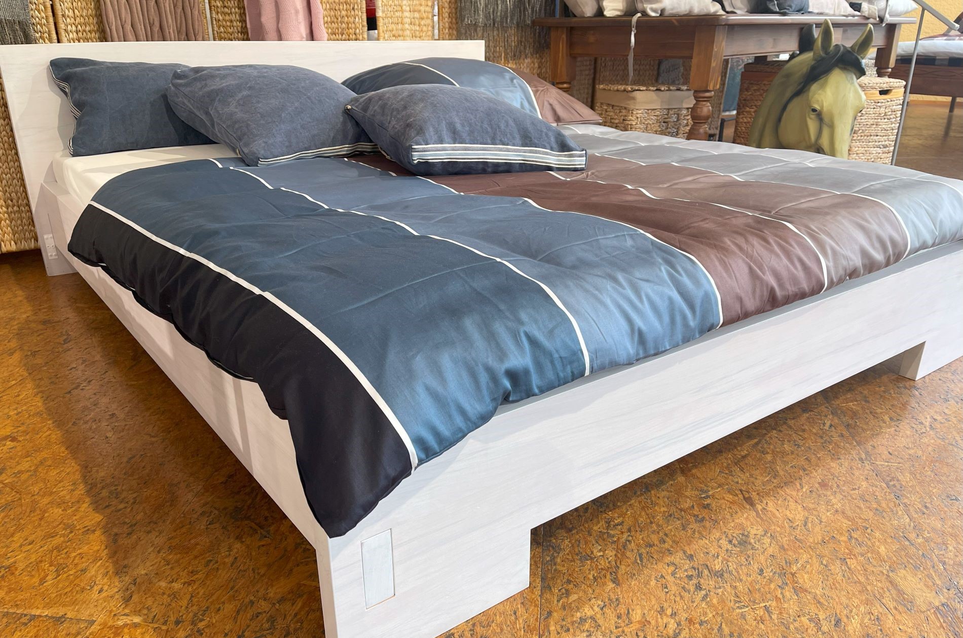 Zen-1-00sauX2SfyoRuus Massivholzbettgestell in weiß lasiert