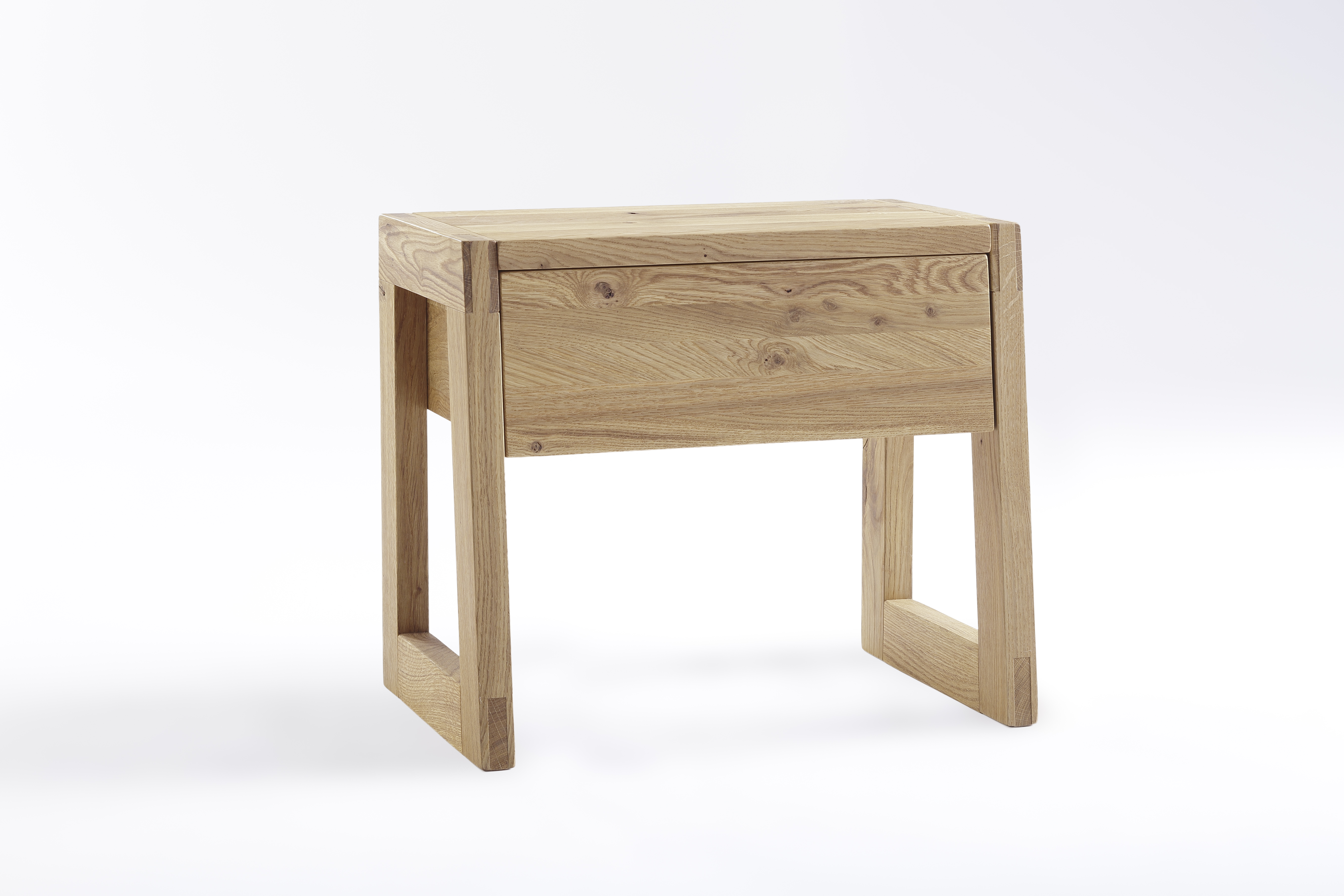 Nachttisch mit offenen Seiten und einer Schublade