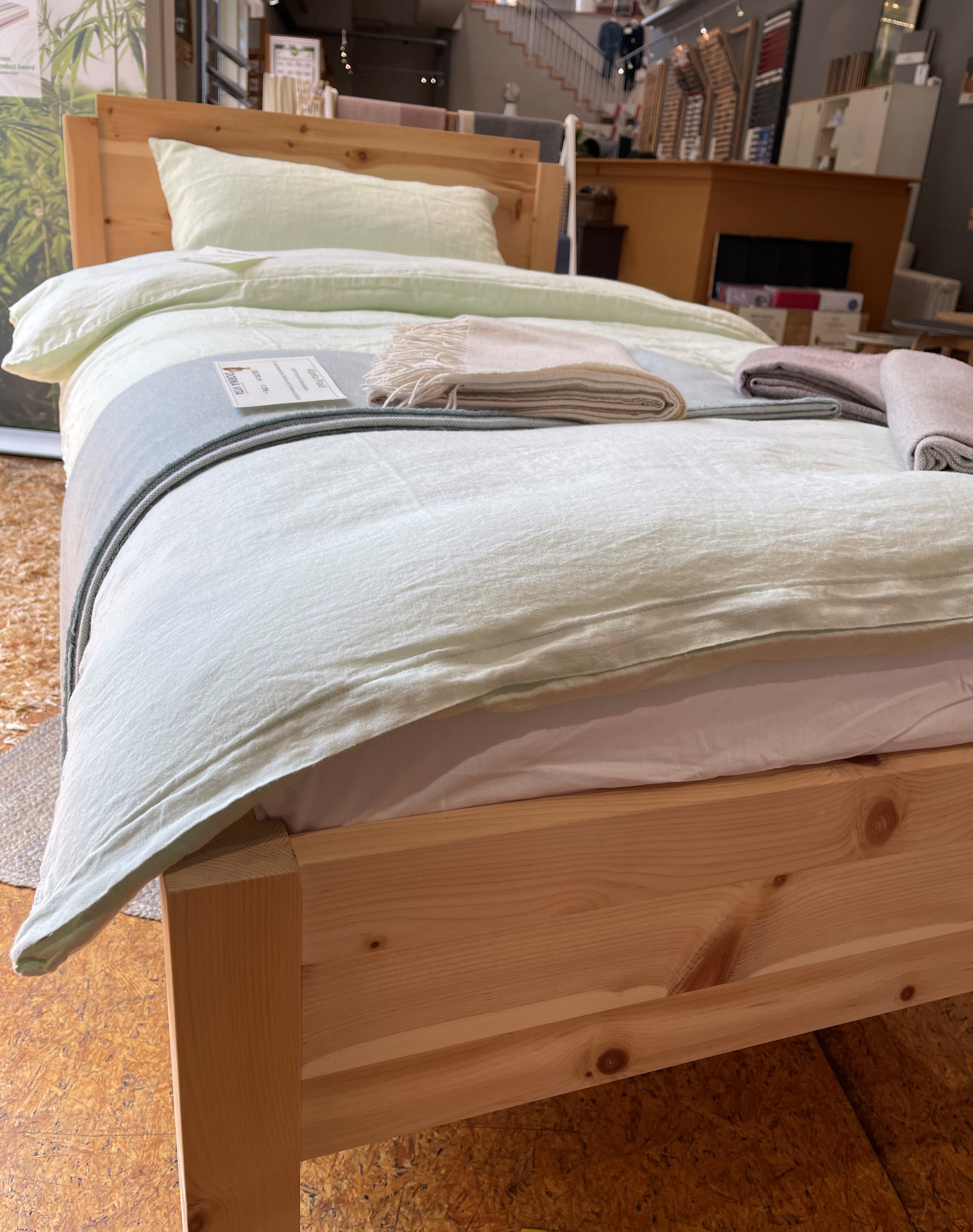 massive-Fuesse-Zirbenbett436ZNouMwfOgH