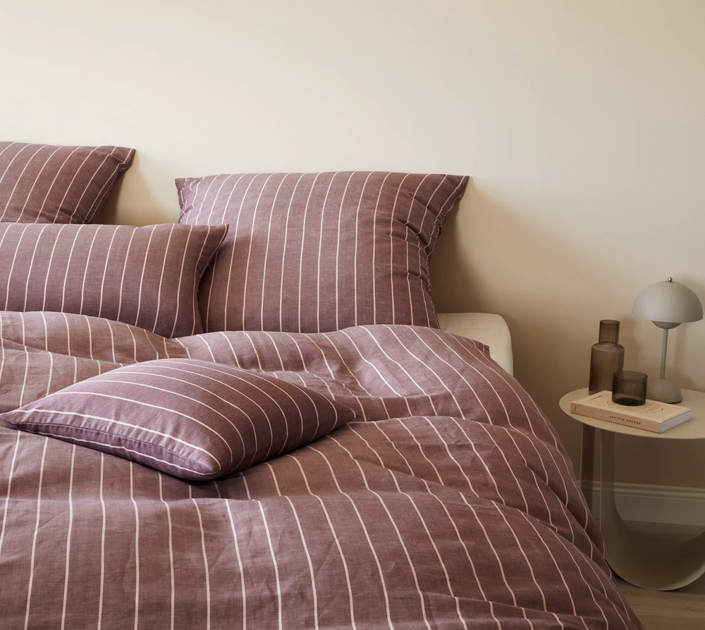 Halbleinenbettwäsche mit feinen Kontraststreifen