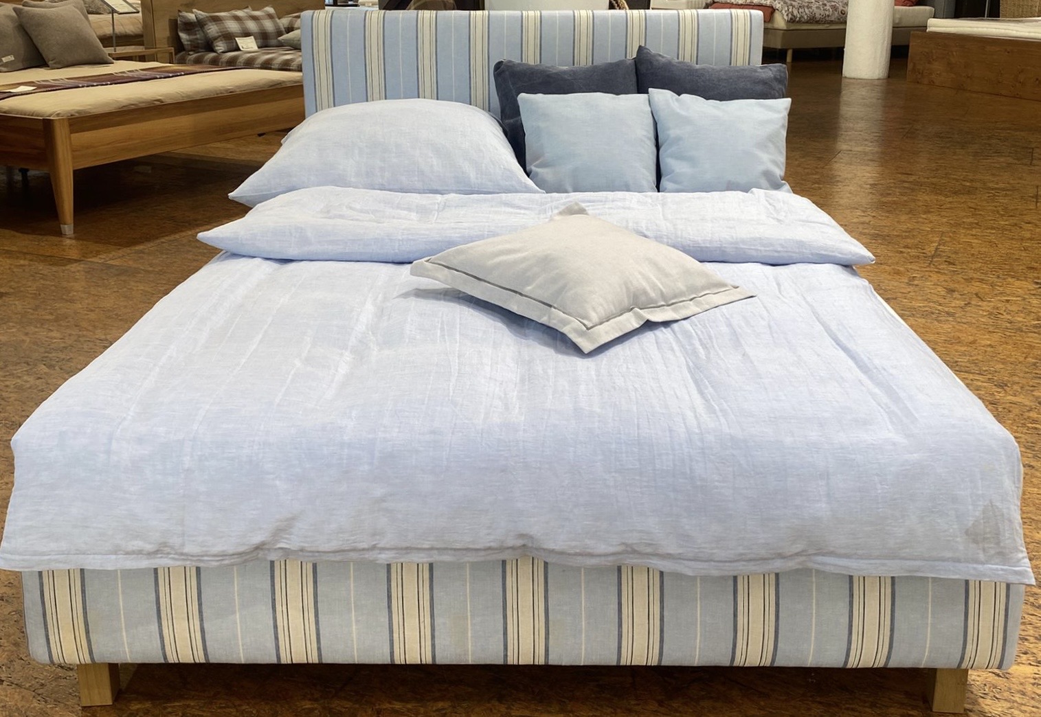 Leinen Boxspringbettgestell - Einzelstück Leinen Boxspringbettgestell - Einzelstück