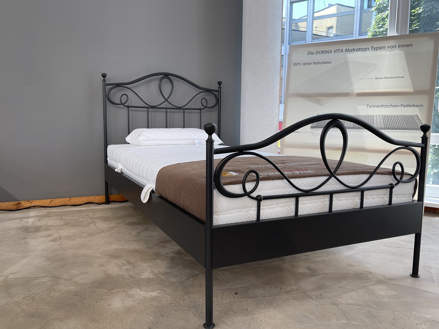 Eisenbett-Einzelbett-dunkel-mit-Fussteil