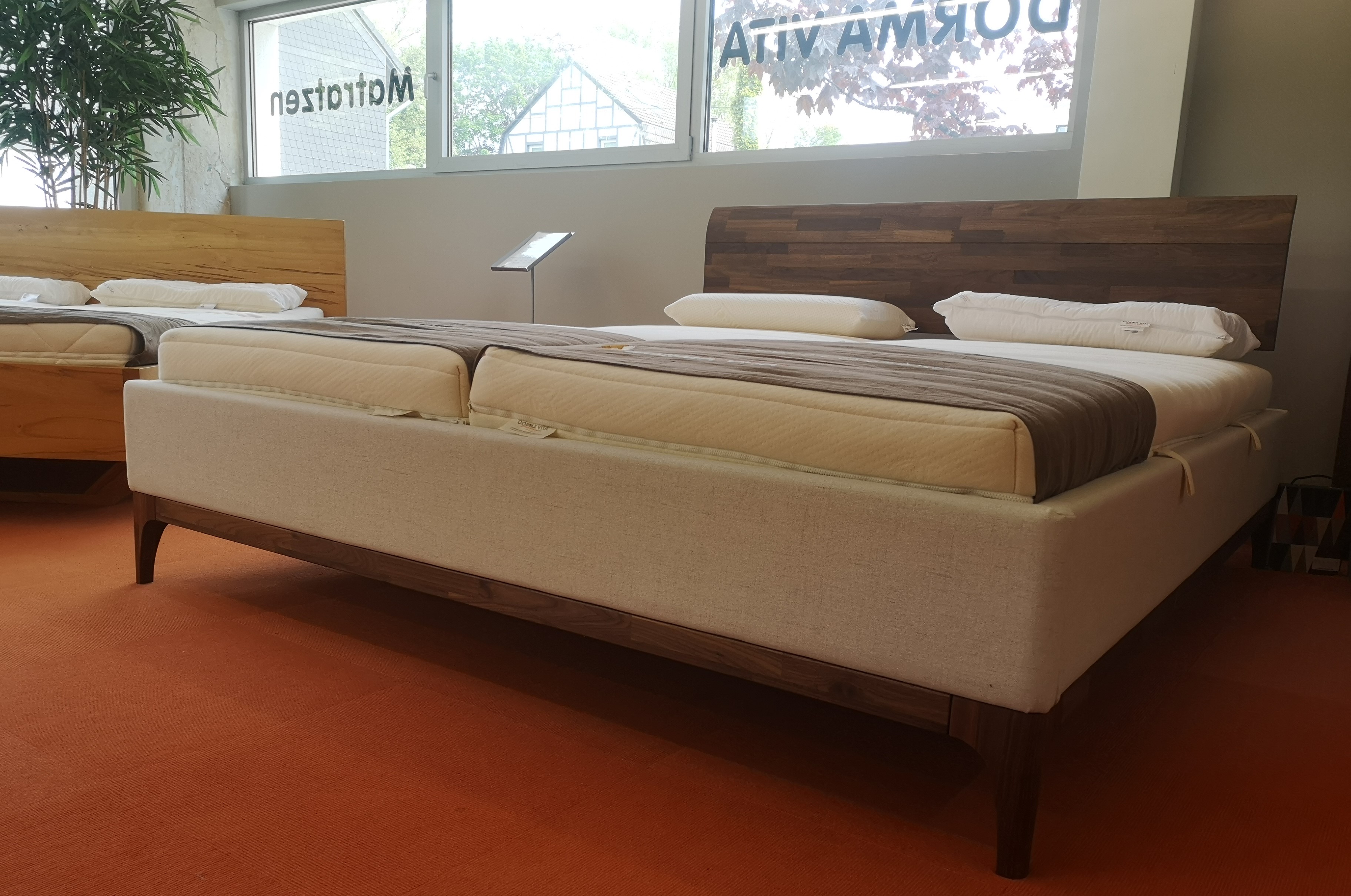 Nussbaumbettgestell kombiniert mit Polsterrahmen