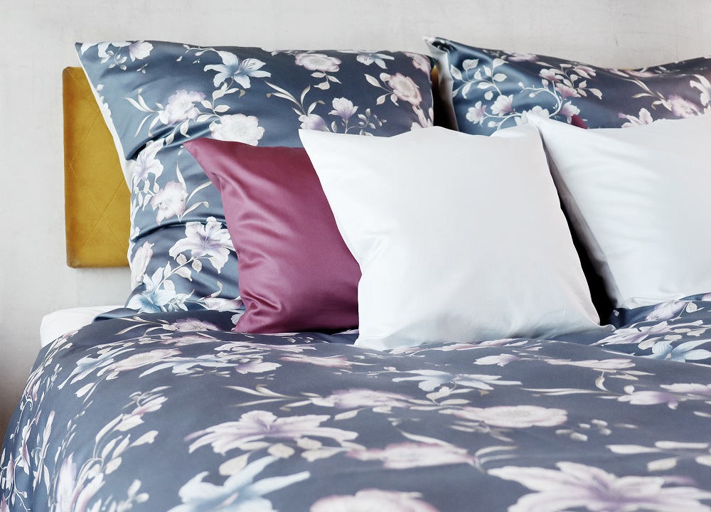 Satin-Wendebettwaesche-mit-Blumen