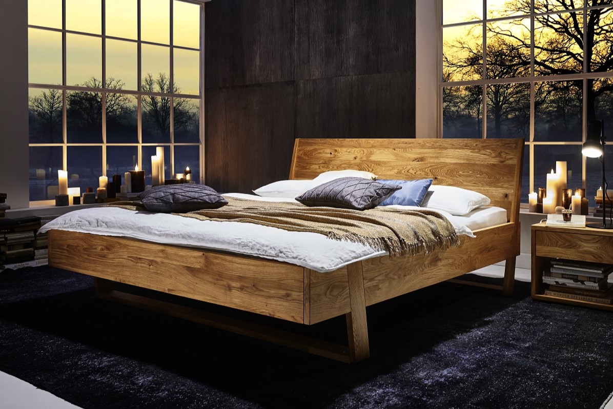 Massivholzbett Deluxe mit versetzten Füßen
