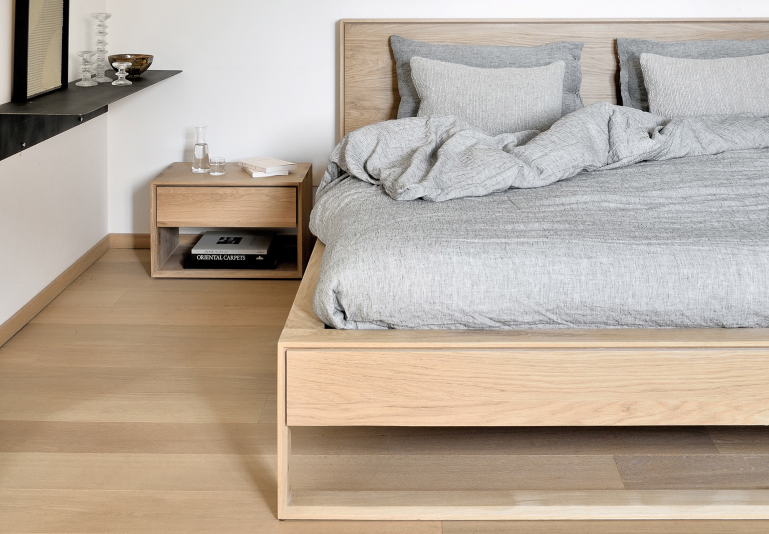 Titelbild-Format-Nordic-Eiche-mit-Kuven Massivholzbett in Eiche natur
