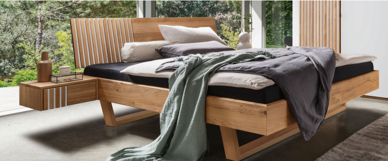 Elegantes Naturholzbettgestell