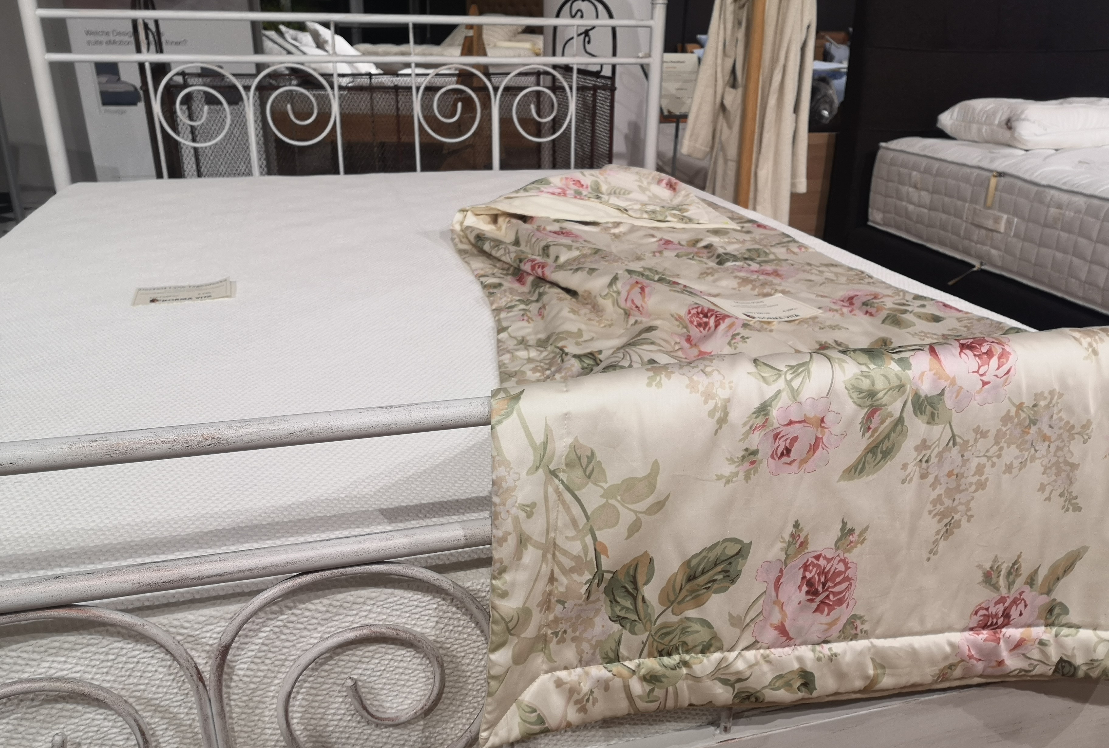 weisses-Angebotsbett-in-160x200y7EGbEYmiDAfz weißes Metallbett