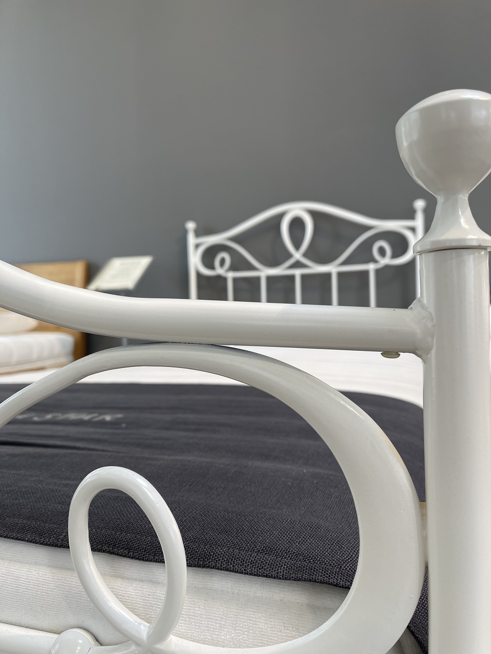 weisses-Metallbett-Fussteil