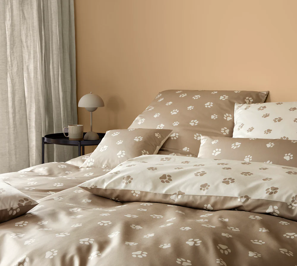 Mako Satin Wende-Bettwäsche mit Hundepfoten-Motiv