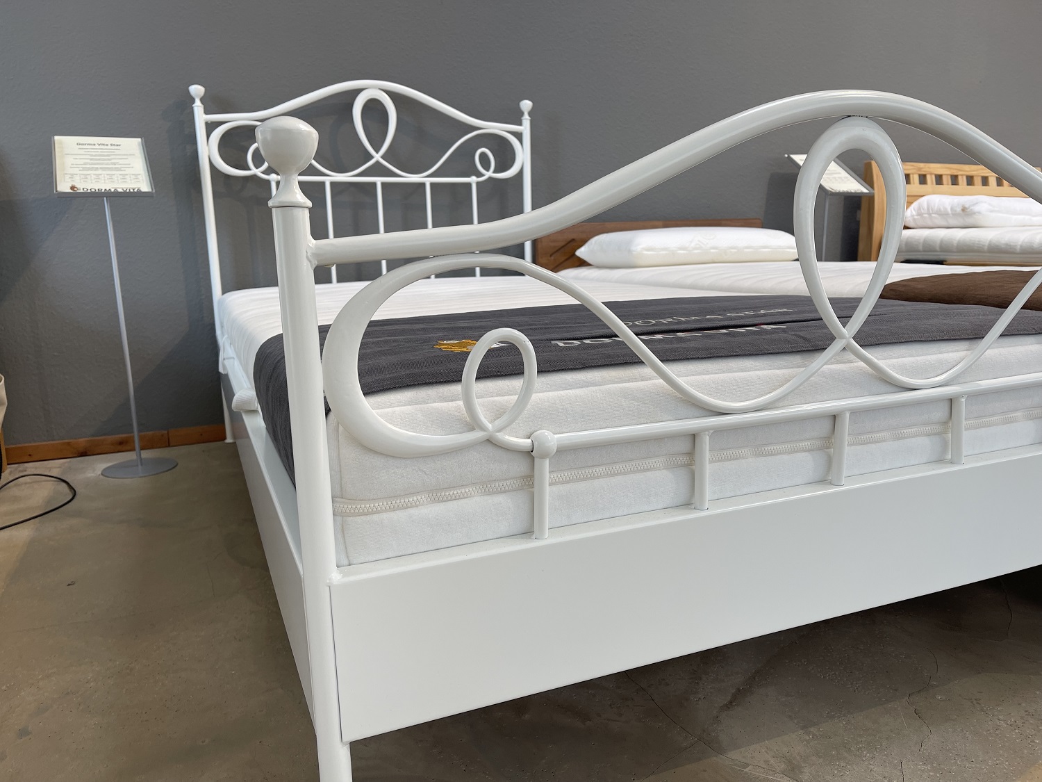 weisses-Metallbett-mit-Fussteil